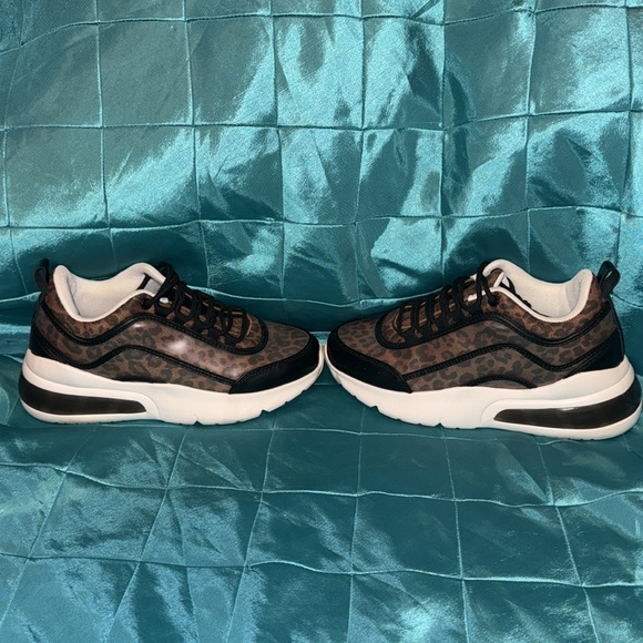 Leopard Print Sneakers - Size 7 - Picture 5 of 8